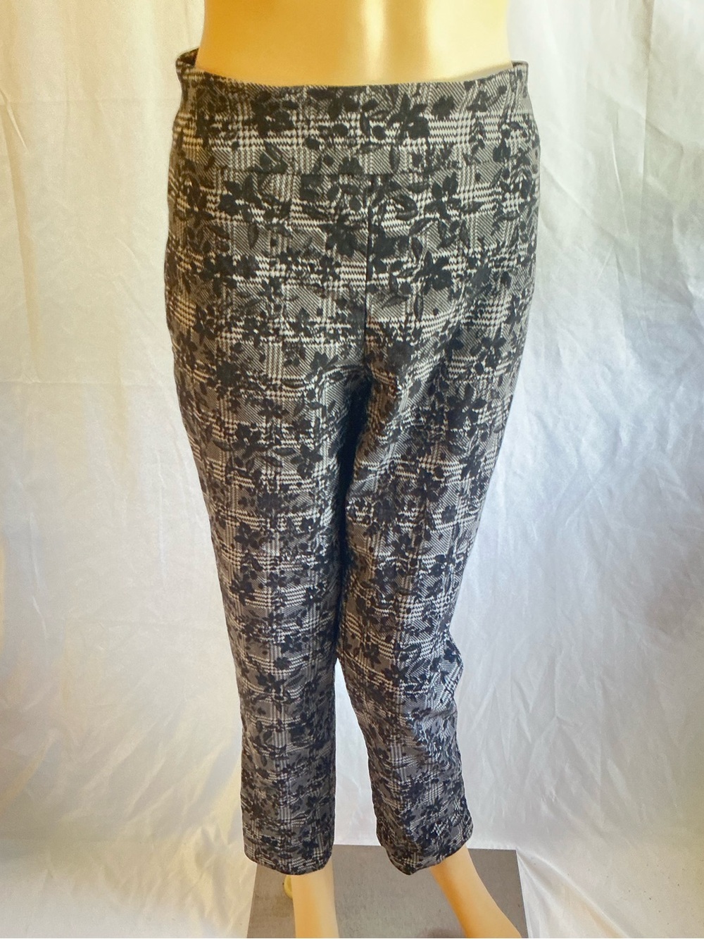 Counterparts Black and Gray Floral Pattern Pull On Pants NWOT